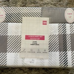 New 4 piece sheet set
